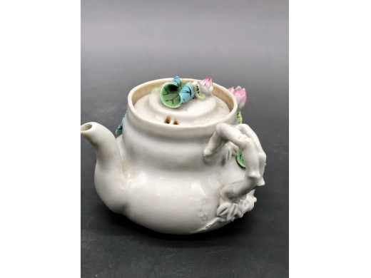 粉彩堆瓷荷花型侧把壶