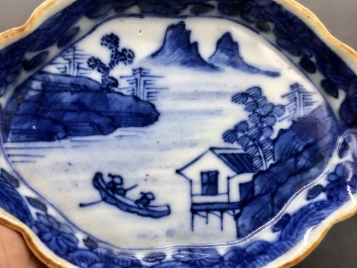 青花山水菱口碟