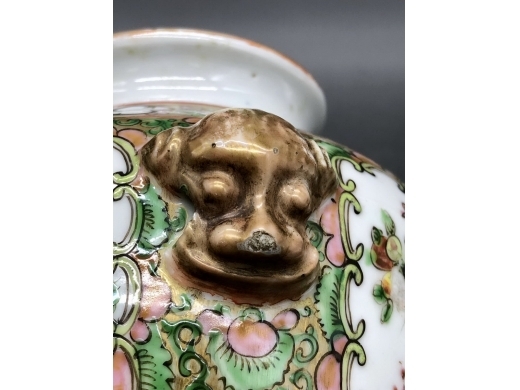 广彩描金狮钮苹果尊