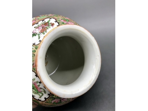 广彩描金狮钮苹果尊