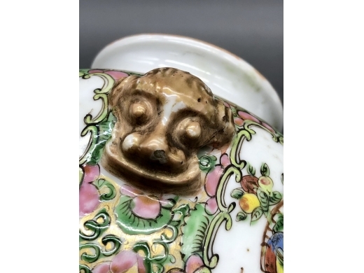 广彩描金狮钮苹果尊