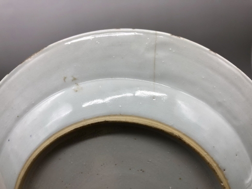 青花剔花折沿盘