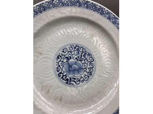 青花剔花折沿盘