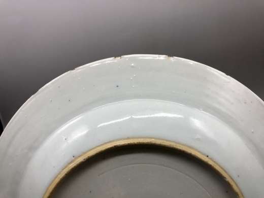 青花剔花折沿盘