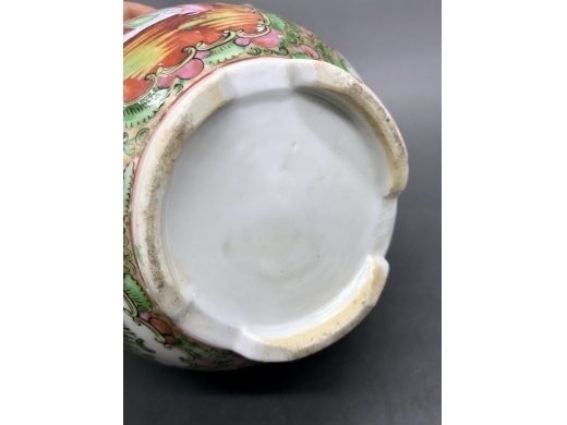 广彩描金狮钮苹果尊