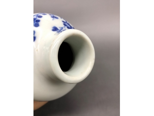 青花花卉莱菔瓶
