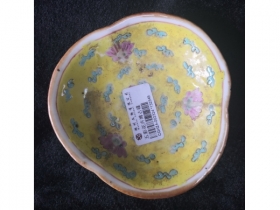 粉彩花卉纹博古瓷碟