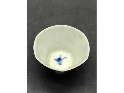 青花蝠寿纹八角茶盅