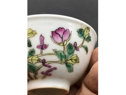 粉彩花碟纹茶盅