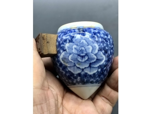 青花缠枝牡丹纹鸡心鸟食罐