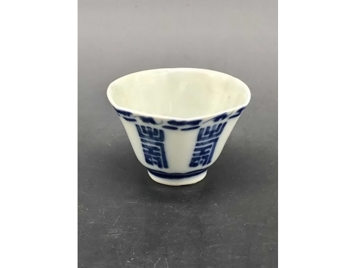 青花蝠寿纹八角茶盅