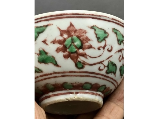 红绿彩缠枝莲纹小碗