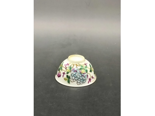 粉彩花碟纹茶盅