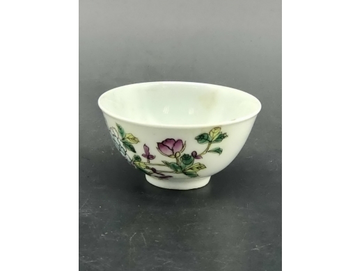 粉彩花碟纹茶盅