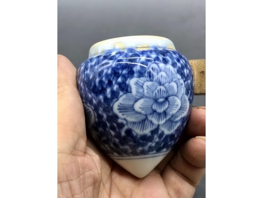 青花缠枝牡丹纹鸡心鸟食罐