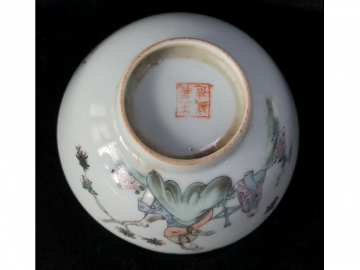 粉彩人物纹瓷碗