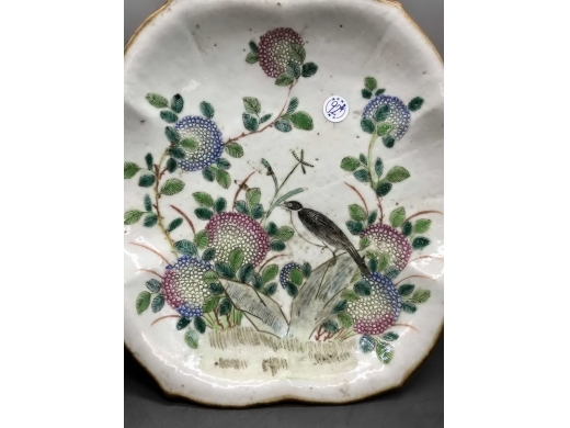 粉彩花鸟纹花口博古盘