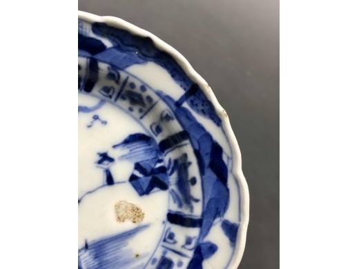 青花人物折沿葵口碟