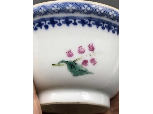 青花加彩折纸花茶碗