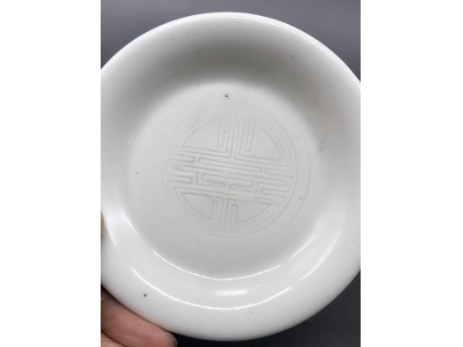 白釉暗刻团寿折沿碟