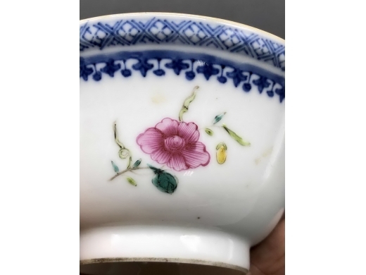 青花加彩折纸花茶碗