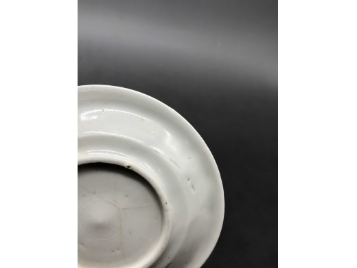 白釉暗刻团寿折沿碟