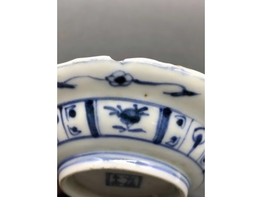 青花人物折沿葵口碟