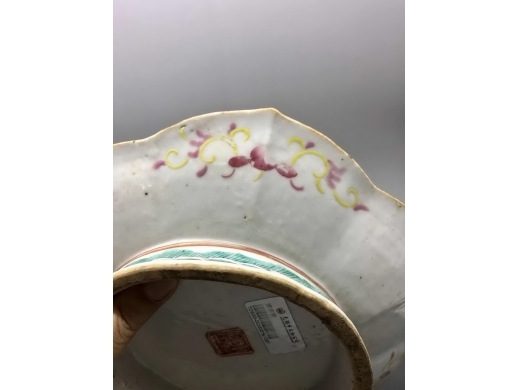粉彩花鸟纹花口博古盘
