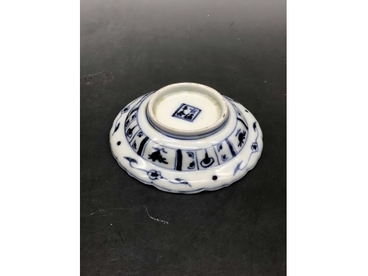 青花人物折沿葵口碟