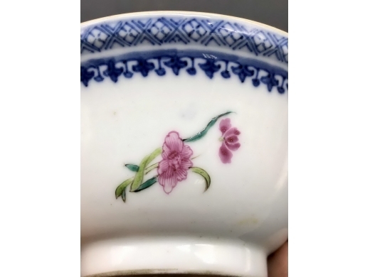 青花加彩折纸花茶碗