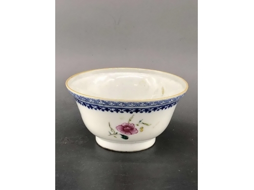 青花加彩折纸花茶碗