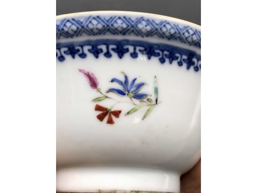 青花加彩折纸花茶碗