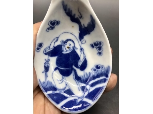 青花刘海戏金钱大汤勺