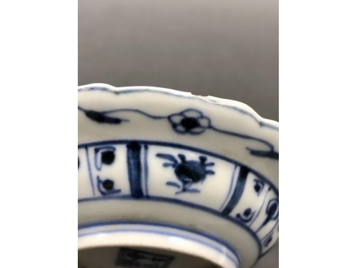 青花人物折沿葵口碟