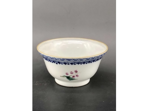 青花加彩折纸花茶碗