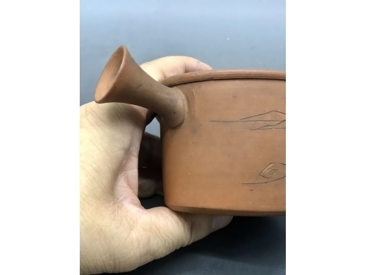 红泥刻山水侧把唐羽壶