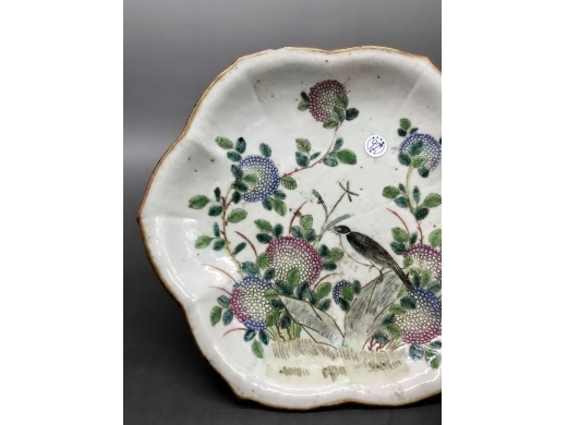 粉彩花鸟纹花口博古盘