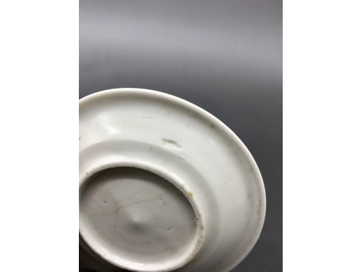 白釉暗刻团寿折沿碟