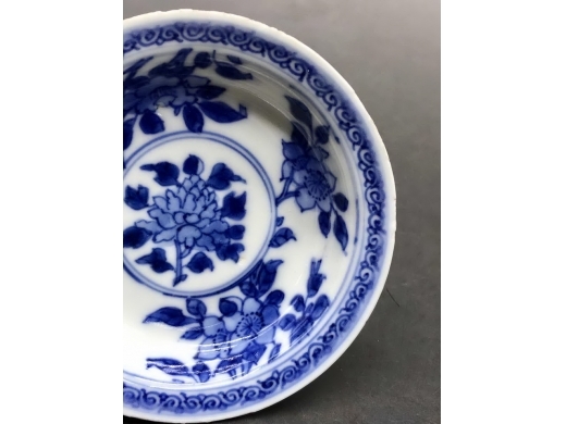 青花牡丹纹折沿碟