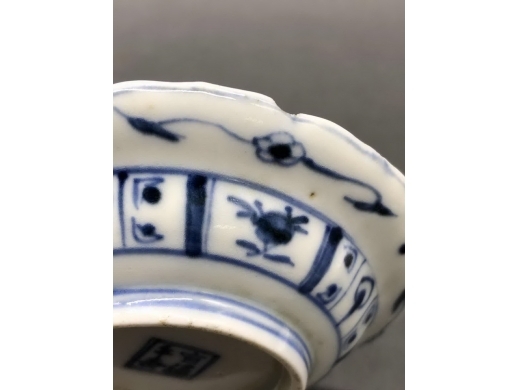 青花人物折沿葵口碟