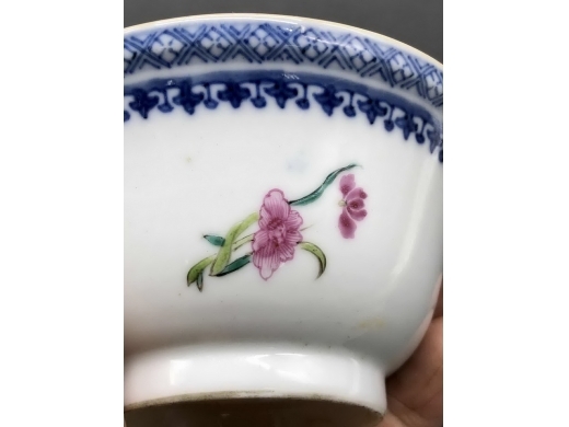 青花加彩折纸花茶碗