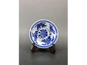 青花牡丹纹折沿碟