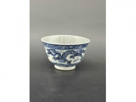 青花双龙戏珠纹茶盏
