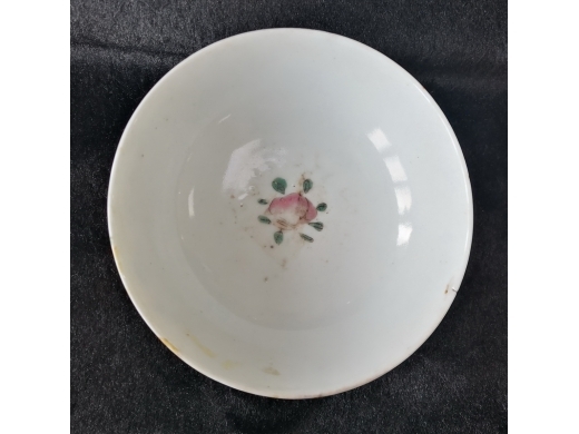 粉彩花蝶纹瓷碗