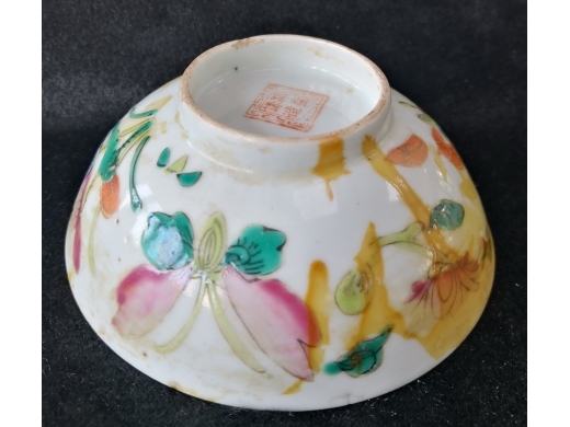 粉彩花蝶纹瓷碗