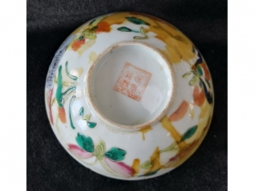 粉彩花蝶纹瓷碗