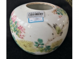 粉彩花卉小缸