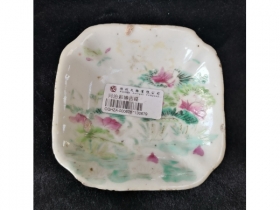 粉彩荷花纹博古瓷碟