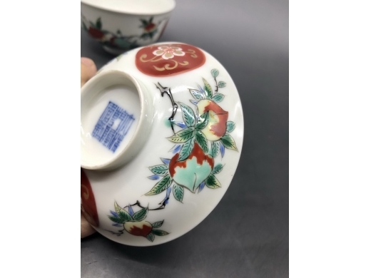 五彩描金寿桃纹盖碗