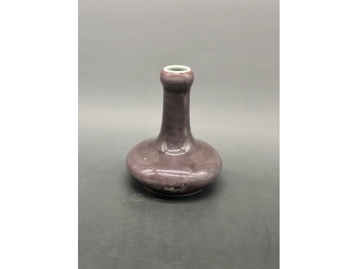 祭红釉蒜头扁天球瓶